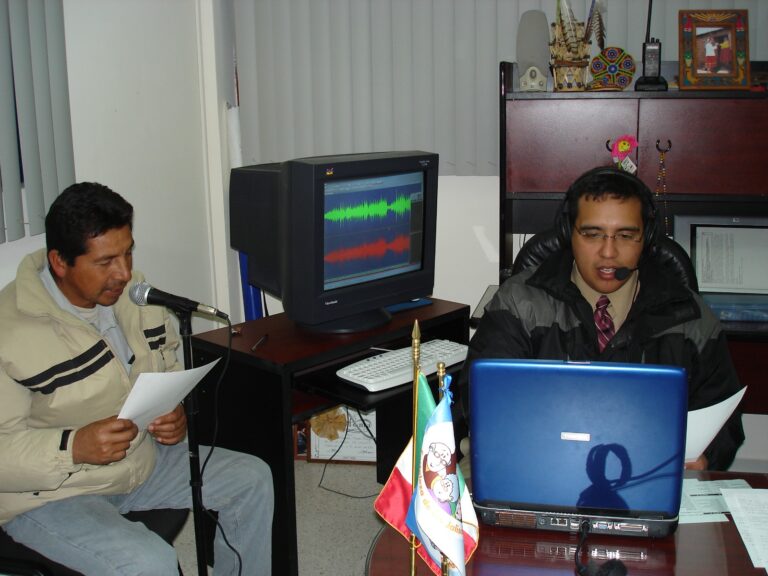 El Dr. José Alejandro y un colaborador graban contenidos en lengua indígena utilizando tecnología digital para la comunicación en salud