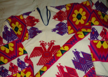 Camisa tradicional wixárika con bordados coloridos